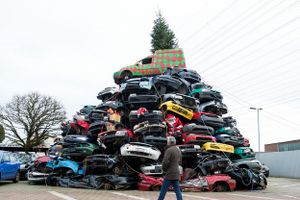 Старые машины, дрова и использованные банки: нетрадиционные идеи для рождественской елки