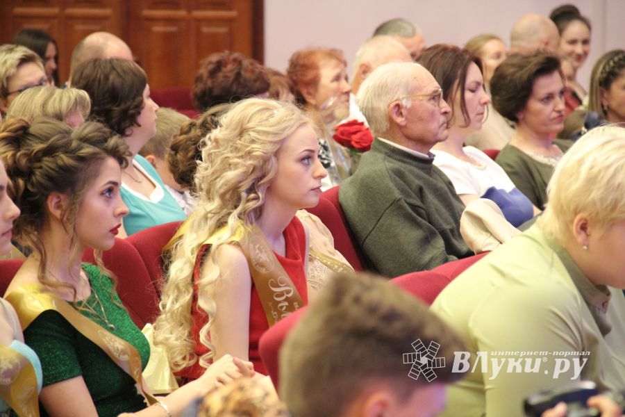 В Великих Луках выпускникам вручили медали «За особые успехи в учении» (ФОТО)