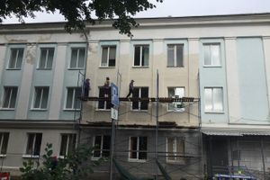 На ул. Некрасова в Великих Луках появился новый асфальт, на здании городской администрации — штукатурка (ФОТО)