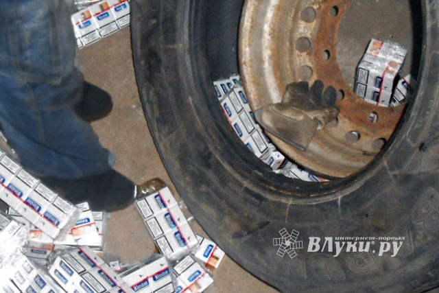 ​Латыш пытался в колёсах вывезти из Псковской области 6 тысяч пачек сигарет (фото)
