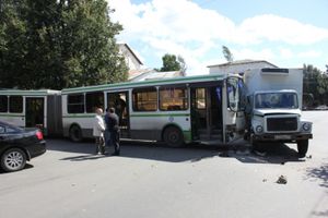 Сегодня в Пскове автобус врезался в грузовик (фото)