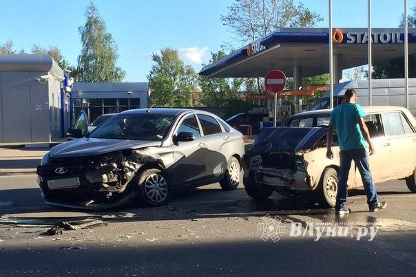 ДТП на Октябрьском в Великих Луках (ФОТО)
