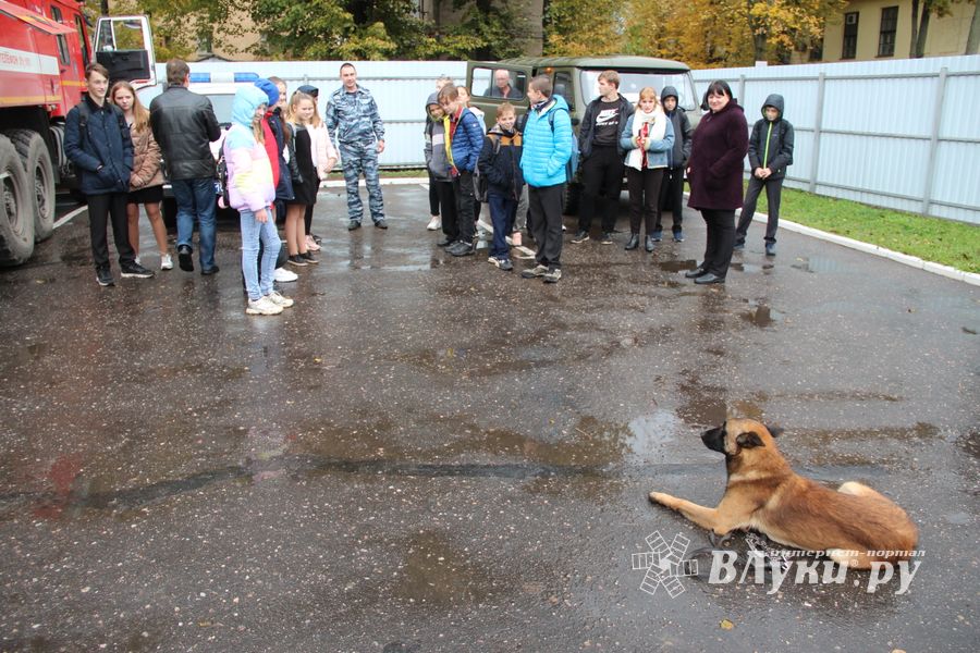 Великолукских школьников познакомили со спасательной техникой (ФОТО)