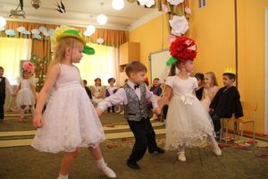 Юные великолучане поздравили мам и бабушек с помощью Золушки (ФОТО)