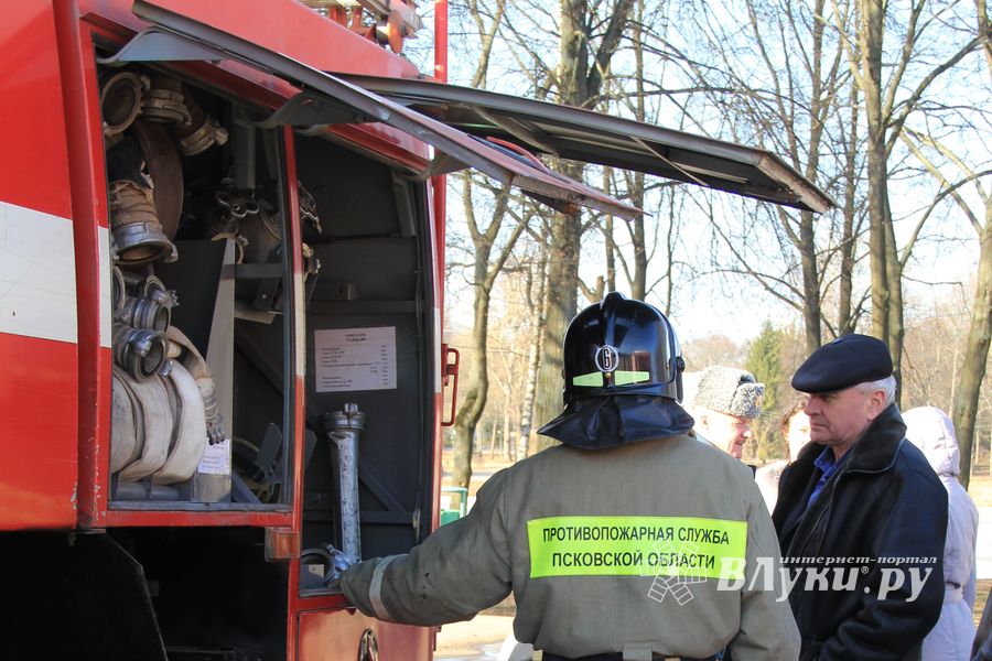В центре Великих Лук спасатели продемонстрировали свою технику (ФОТО)