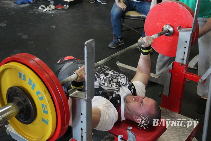 В Великих Луках состоялись Чемпионат и Первенство Псковской области по жиму штанги лежа (ФОТО)