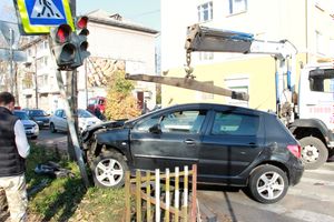 ДТП на перекрёстке Великих Лук: Peugeot увёз эвакуатор (ФОТО)