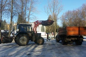ФОТОФАКТ: В центральном городском парке чистят снег
