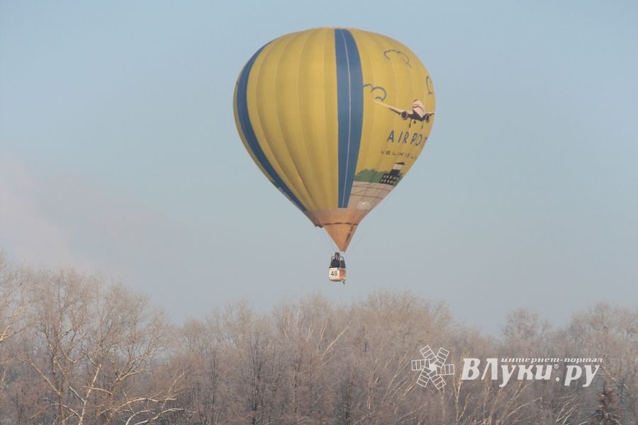 Над Великими Луками взлетели «Яблоки на снегу» (фото)