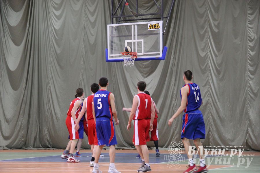 В Великих Луках проходит Открытый Чемпионат г. Великие Луки по баскетболу (фото)