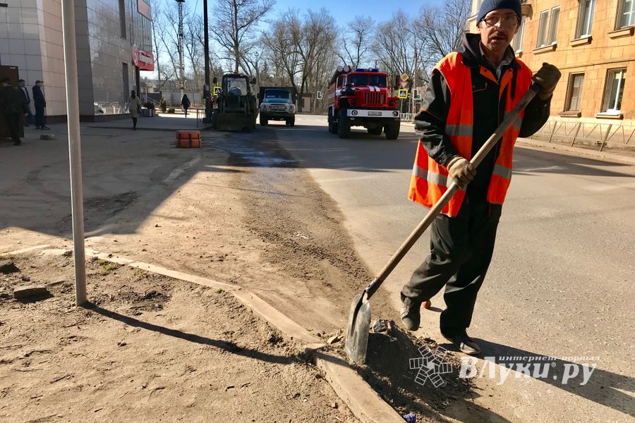 Чистота и пробки: Великие Луки приводят в порядок (ФОТО)