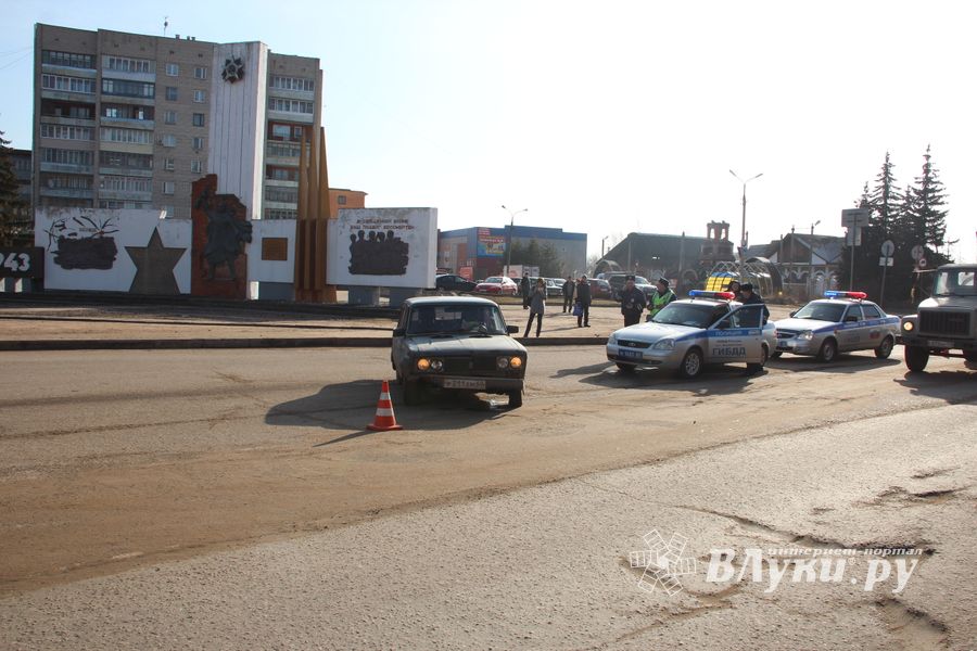 В Великих Луках водитель сбил на остановке женщину и ребенка (ФОТО)