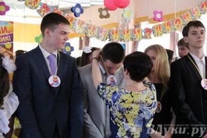 В Великих Луках прозвенели «Последние звонки»
