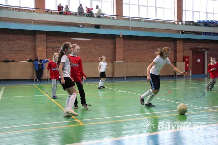 В Великих Луках прошел областной этап по мини-футболу среди девочек (фото)