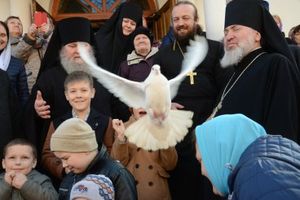 В праздник Благовещения Пресвятой Богородицы епископ Сергий (Булатников) возглавил литургию в Вознесенском соборе города Великие Луки (фото)
