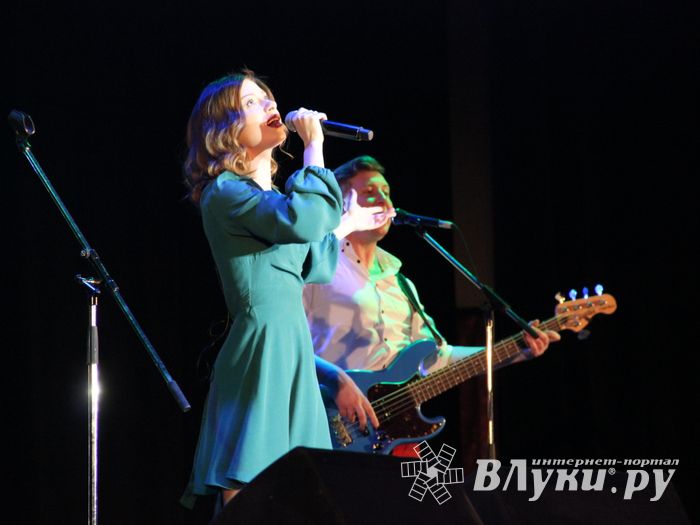 В Великих Луках состоялся концерт Юлии Савичевой (фото)