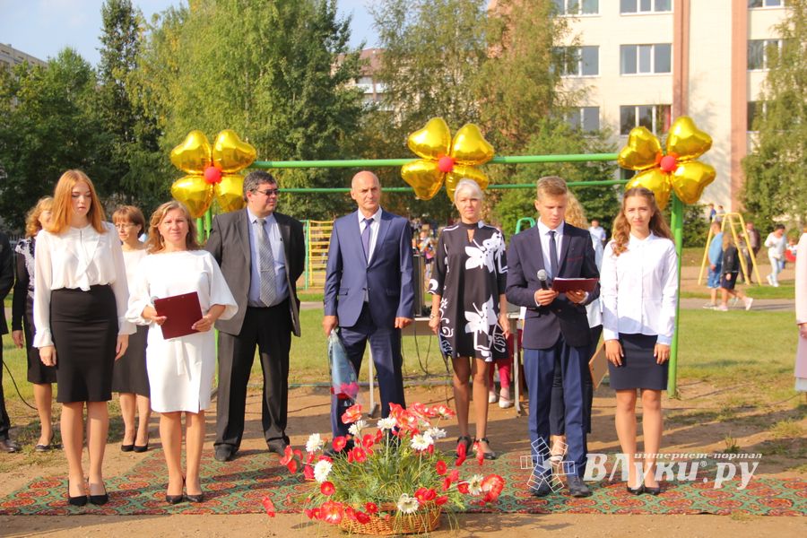 1 сентября в школах Великих Лук прошли Торжественные линейки (ФОТО)