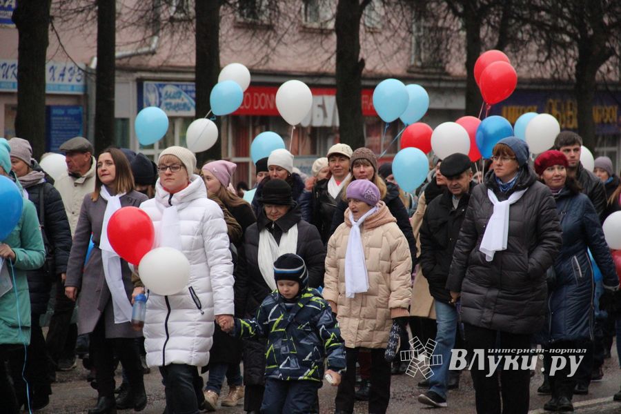 В Великих Луках прошло праздничное шествие (ФОТО)