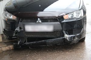 В Великих Луках автомобиль протаранил ограждение и «припарковался» на остановке (ФОТО)