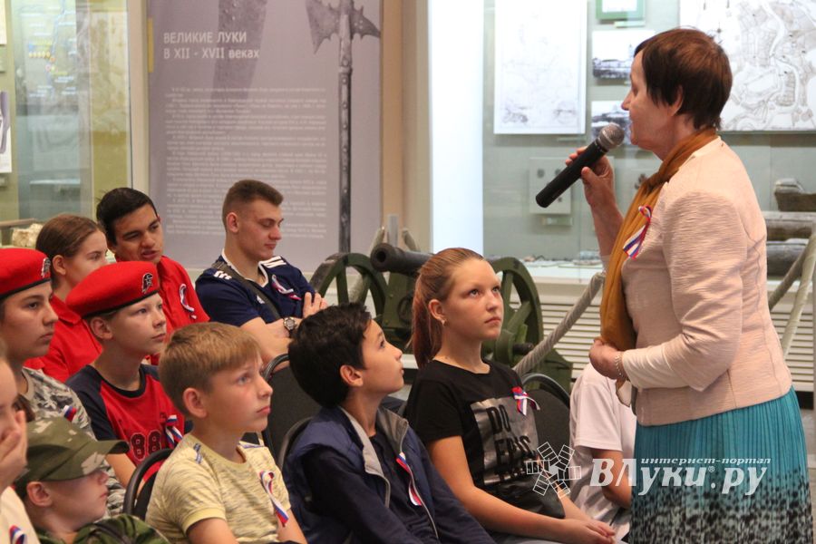 Великолучане отмечают День флага (ФОТО)