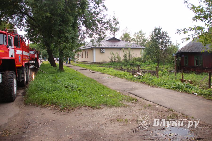 В Великих Луках пожарные тушат барак (ФОТО)