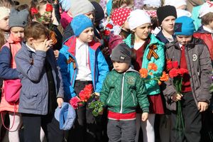 Ученики лицея №11 возложили цветы к могилам Братского кладбища (ФОТО)