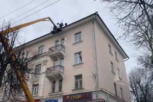 Великие Луки очищают от снега и сосулек (ФОТО)