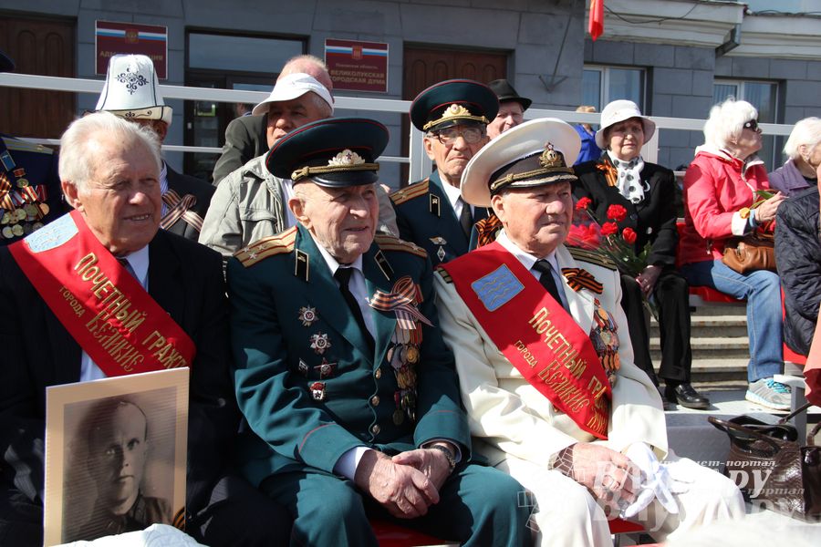 Парад Победы в Великих Луках (фото)