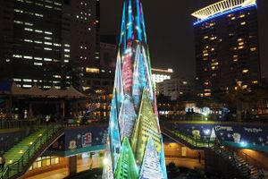 Старые машины, дрова и использованные банки: нетрадиционные идеи для рождественской елки