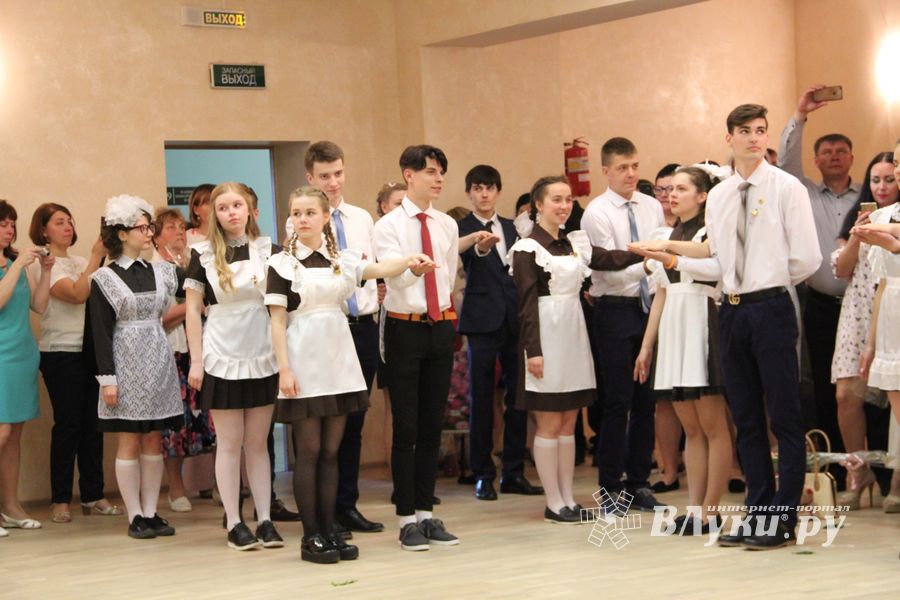 В Великих Луках прошли «Последние звонки» (ФОТО)