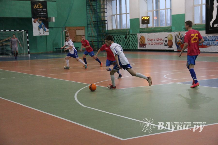 В Великих Луках продолжается Первенство города по мини-футболу (фото)