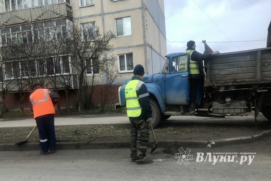 На улице Дьяконова чистят обочину дороги (ФОТО)
