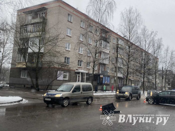 ДТП на проспекте Гагарина в Великих Луках (ФОТО)