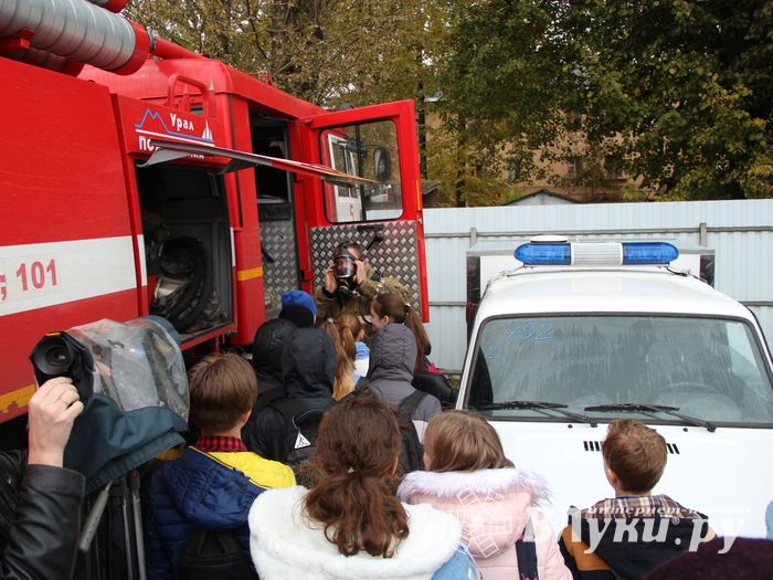 Великолукских школьников познакомили со спасательной техникой (ФОТО)