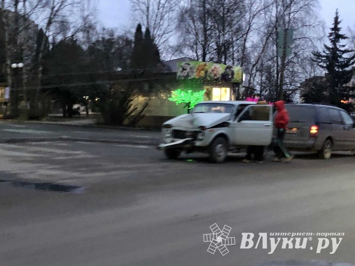 Нива «обняла» столб на Калинина (ФОТО)