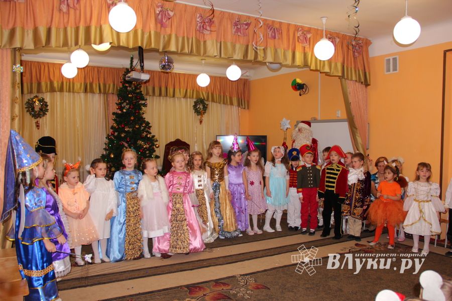 В Великие Луки пришла пора новогодних утренников (ФОТО)