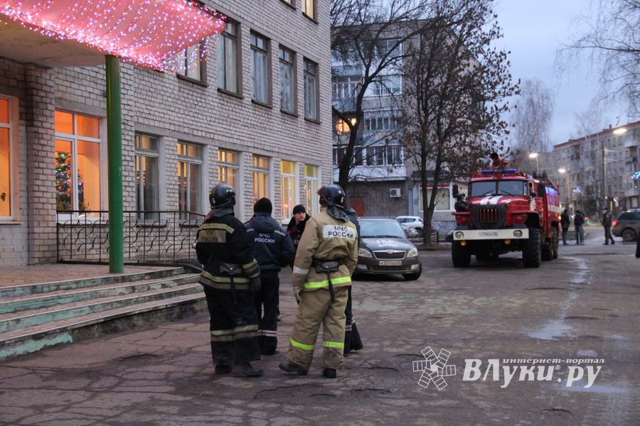 Великолукская школа №5 эвакуирована из-за возможности теракта (фото)