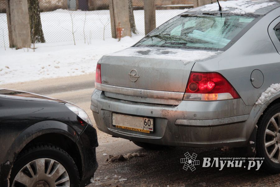 Два Опеля столкнулись на Дьяконова в Великих Луках (ФОТО)