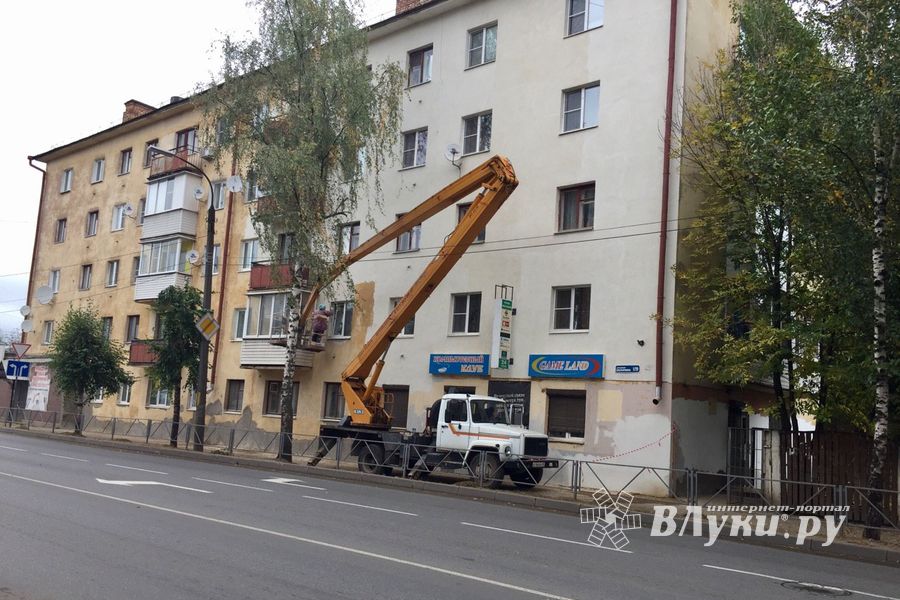 Из-за ремонта фасадов в Великих Луках перекрыли тротуары (ФОТО)