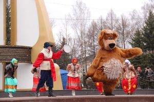 В Великих Луках сожгли Масленицу (фото)