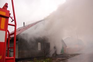 В Великих Луках на ул. Ползунова горит дом (ФОТО)