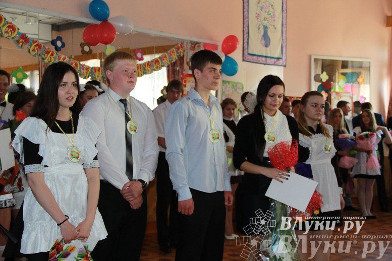 В Великих Луках прозвенели «Последние звонки»