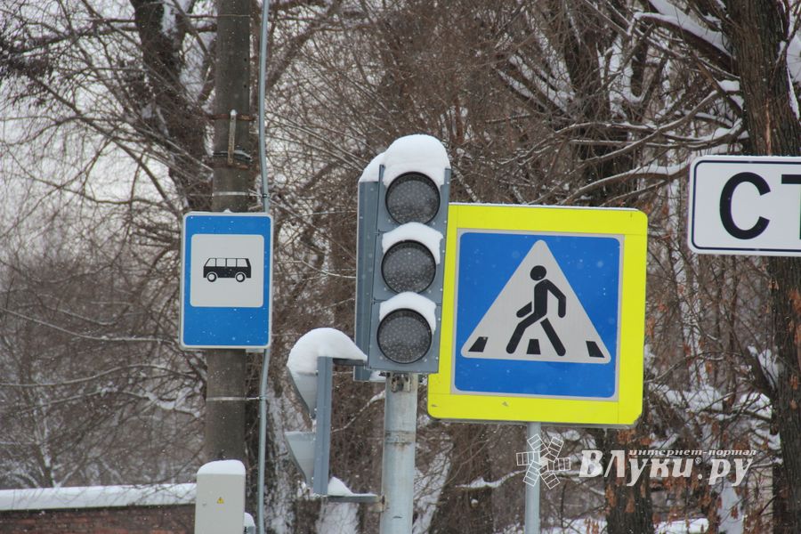 В Великих Луках появился новый светофор