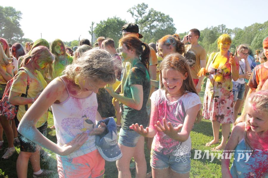 Яркие эмоции «ColorFest» в Великих Луках (ФОТО)