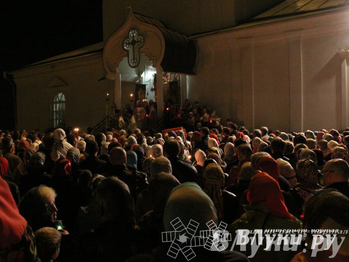 Крестным ходом встредили великолучане светлый праздник Пасхи