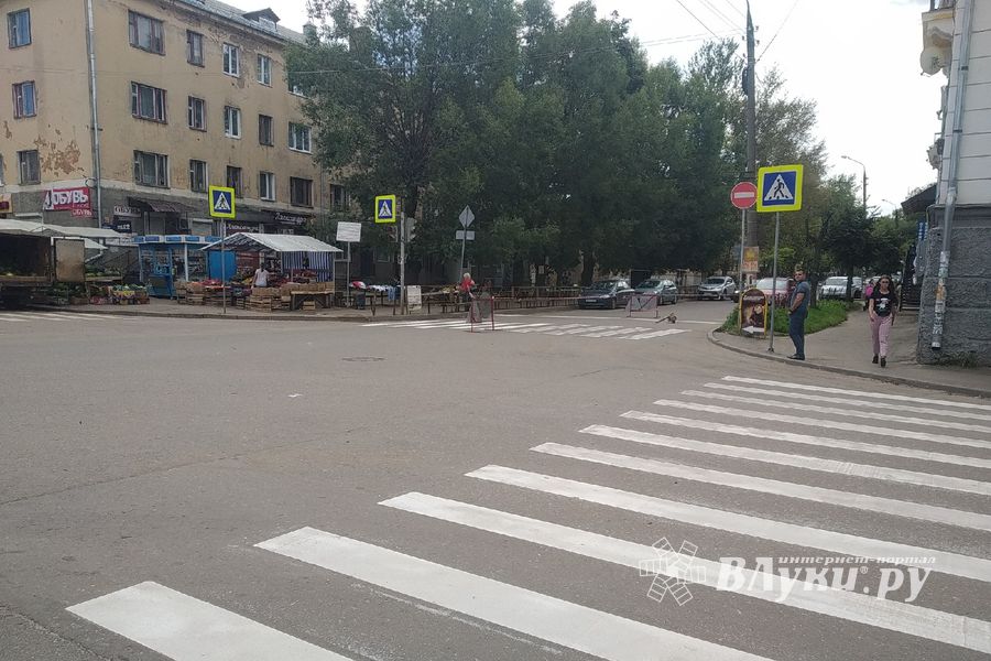 На улице Зверева обновляют зебр (ФОТО)