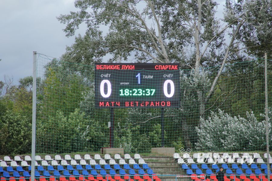 Матч ветеранов ФК «Спартак» и ветеранов великолукского футбола на «Экспрессе» (ФОТО)