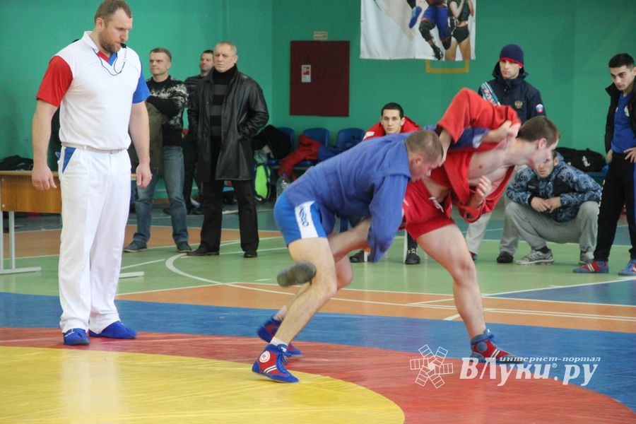 В Великих Луках - время жарких схваток