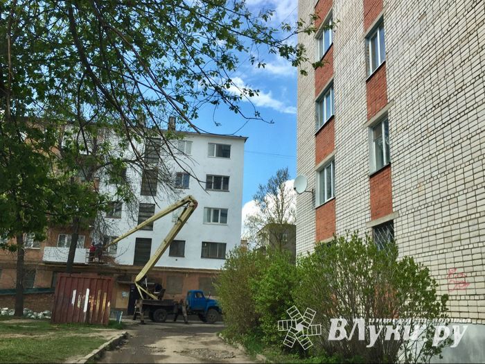 В Великих Луках ремонтируют многоквартирные дома (ФОТО)