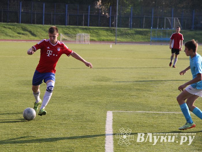 В минувшие выходные великолучане сыграли в футбол (фото)